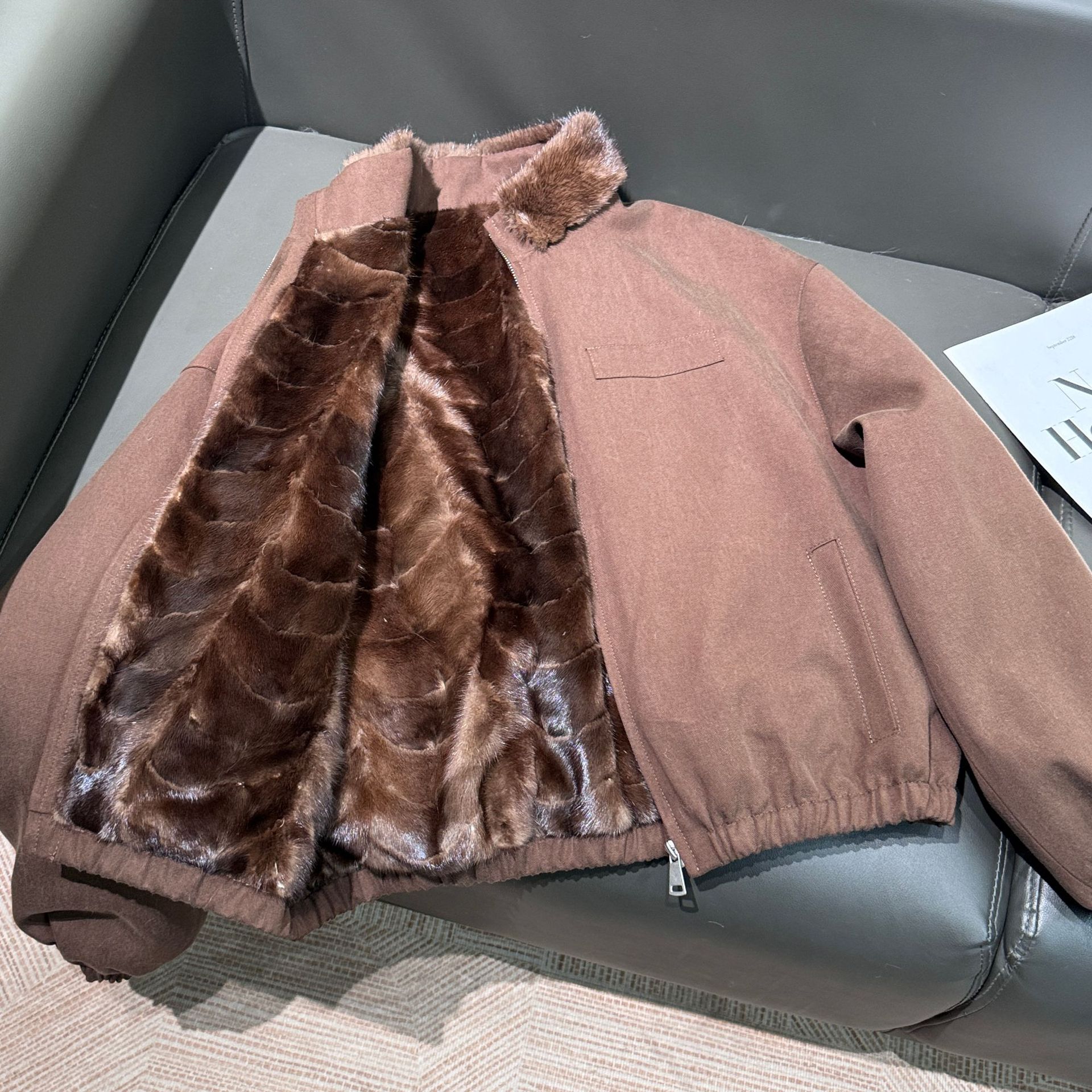 Real photos of a Barn-style parka coat with mink lining, new winter style, thickened with mink fur collar, short style.