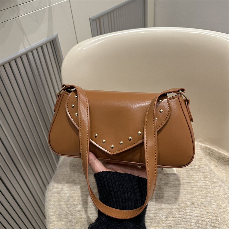 Remache retro textura casual 2024 invierno nuevo estilo estilo occidental a juego moda bolso de luna nueva axila bolso de hombro mujer