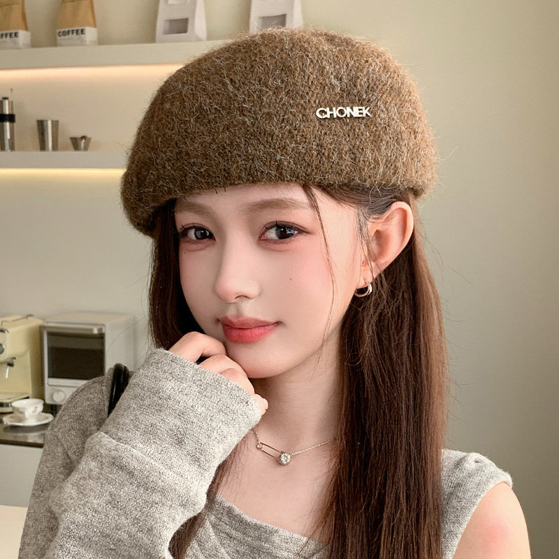 韩系字母标毛绒前进帽秋冬软糯肌理感贝雷帽简约显脸小帽子女款