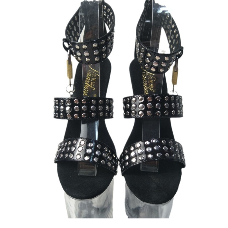 Sandalias de red de fiebre de hadas de estilo de tacones delgados remaches 2024 nuevos tacones grandes de verano europeos y estadounidenses