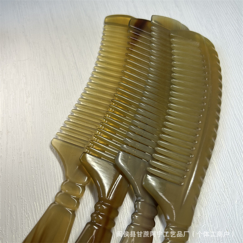 Horn Comb Gua Sha Board 18cm Thick Ox Horn Hair Comb for Men Travel Smooth Styling in use