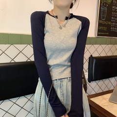 デザイン性の高いコントラストカラーのハーフオープンカラー、スリムフィットの長袖Tシャツ、レディース2025年初秋新作、学生向け万能トップス