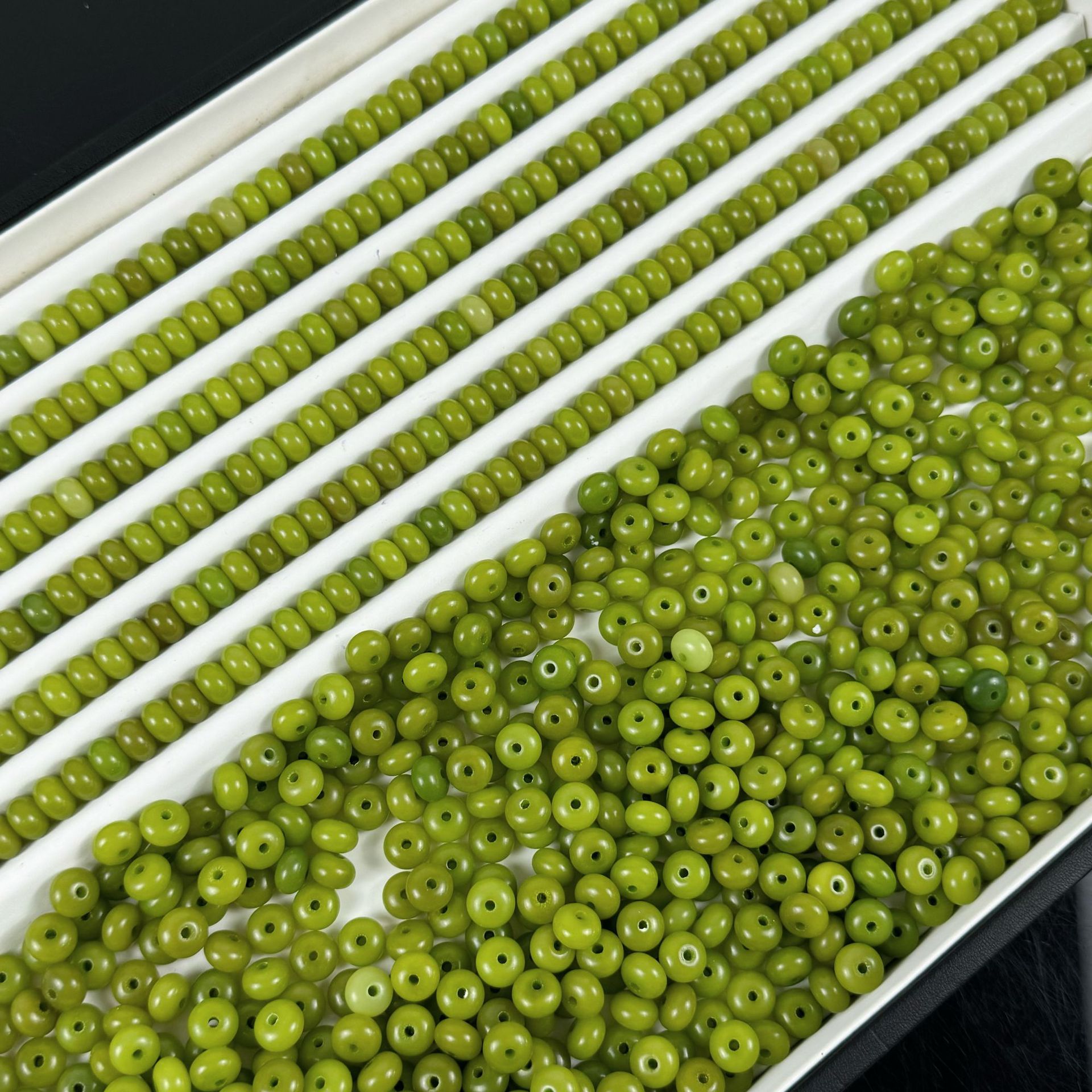 Бусины травяно-зеленых счетов 6*9мм