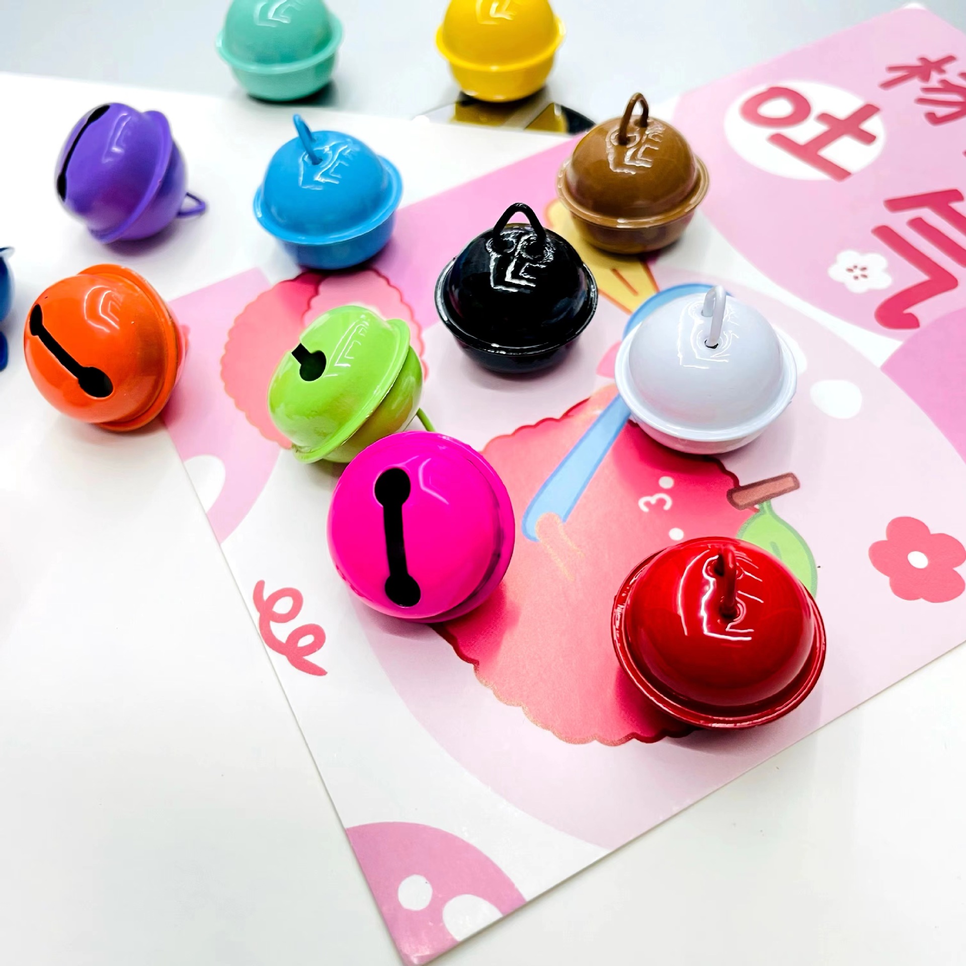 22mm colorido una palabra pintada campana DIY accesorios joyería pulsera bolsas de llaves colgar material de Navidad al por mayor