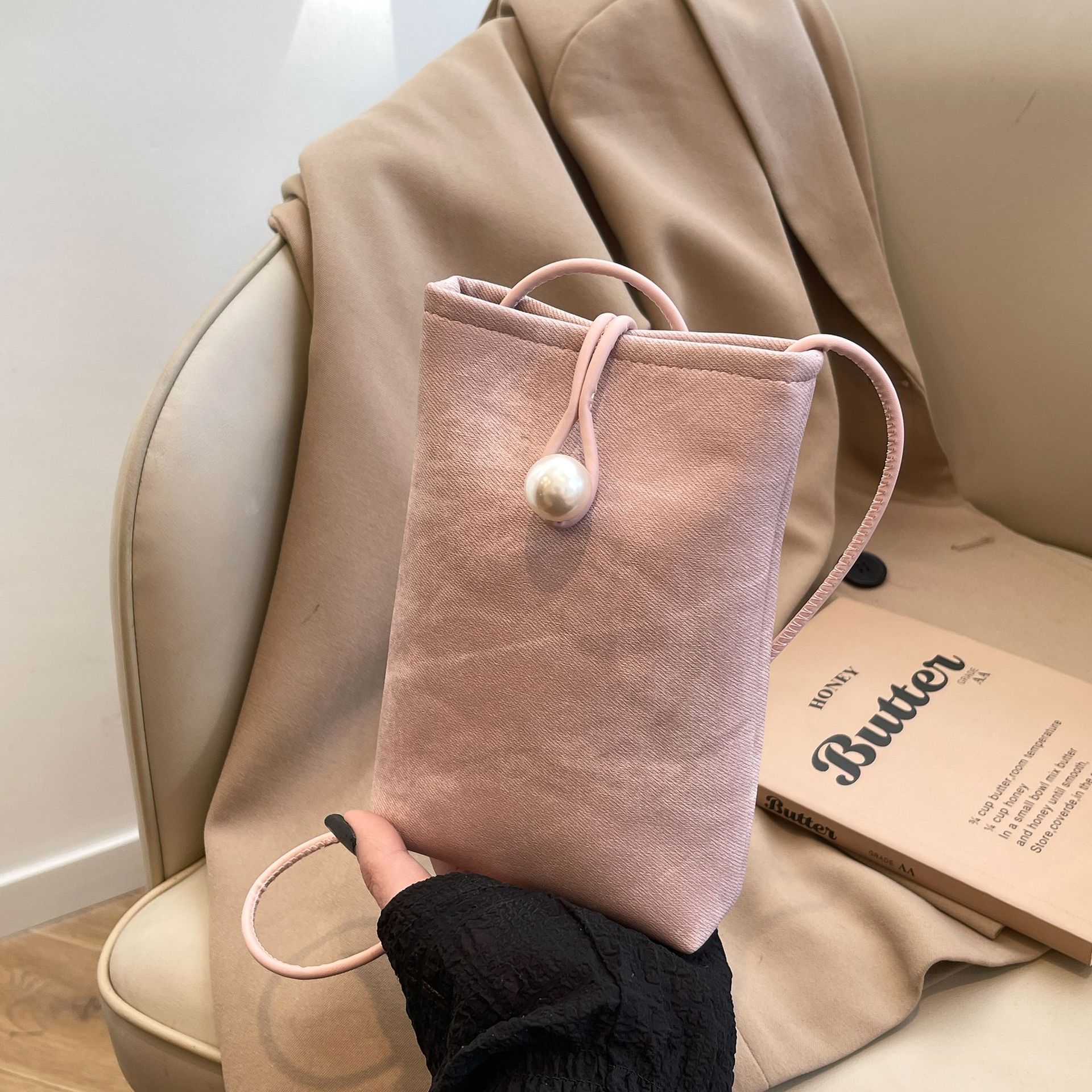 Teléfonos móviles de nicho de alta gama en primavera y verano con bolsos pequeños para mujeres 2025 nueva billetera de cuero blanco simple de un solo hombro