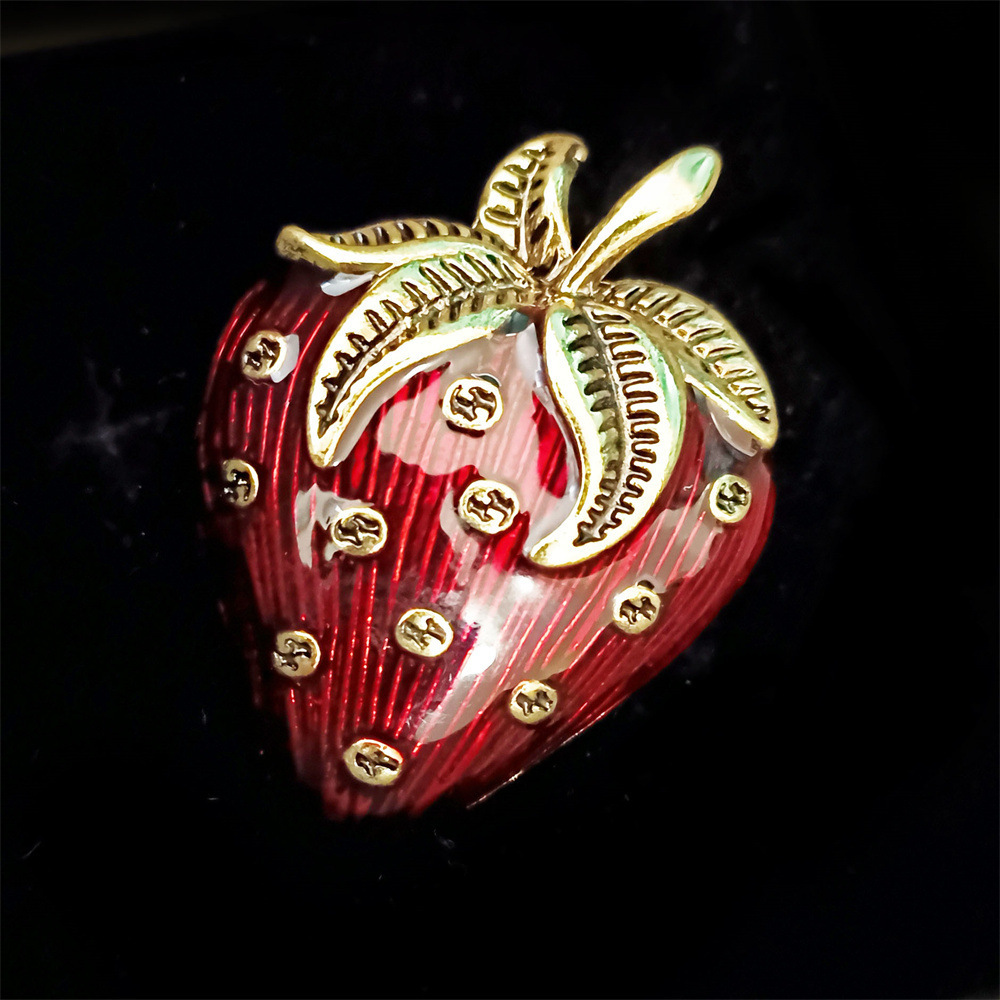 Fashion Retro Enamel Strawberry Brooch Special Craft Plant Fruit Corsage Sports Top Accessories Spot Wholesale