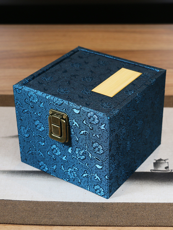 Retro botón cuadrado caja de embalaje jar de arena púrpura Jianzhang caja de regalo de lino flip brocade caja de porcelana incienso caja vacía inscripción