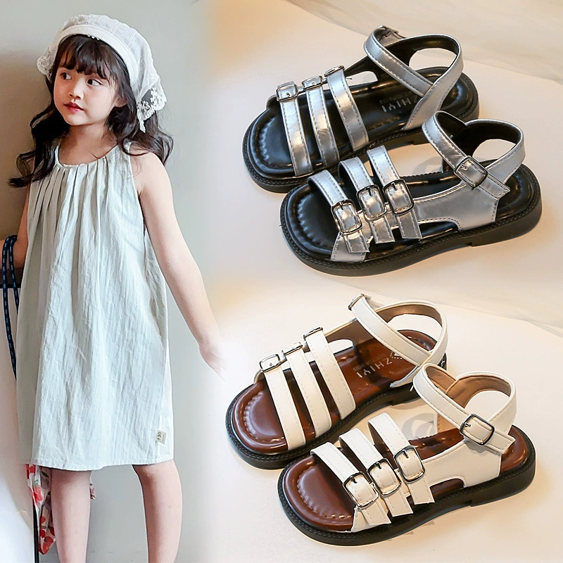 Сандалии для девочек, стильные металлические пряжки, универсальные однотонные летние новые пляжные сандалии с открытым носком для девочек.
