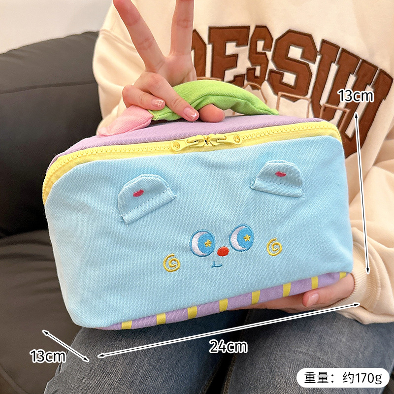 Bolsa de maquillaje de bordado de crema de alto valor visual simple para salir bolsas de lavado portátiles de gran capacidad nicho bolsas de almacenamiento para mujeres