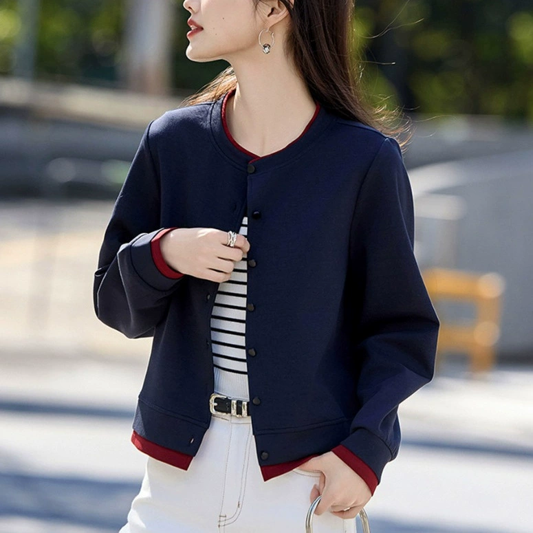 Модное чувство контрастного цвета, поддельное пальто из двух частей весна 2025 новая мода с круглым вырезом повседневное ретро бейсбольное пальто