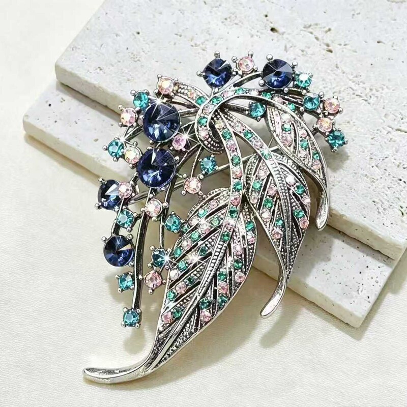 European and American hollow leaf brooches for sweaters, coats, cardigans, and suits, elegant and stylish accessories for women, wholesale European and American hollow leaf brooches for sweaters, coats, cardigans, and suits, elegant and stylish accessories for women, wholesale