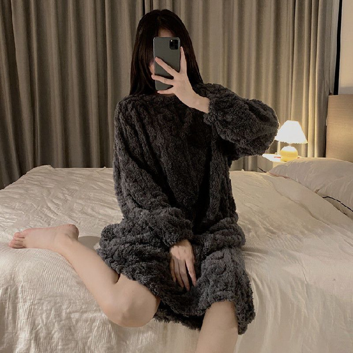 Pijamas de peluche de invierno para mujeres con peluche grueso calentamiento de cuello redondo falda larga de lana de coral ropa de hogar de franela
