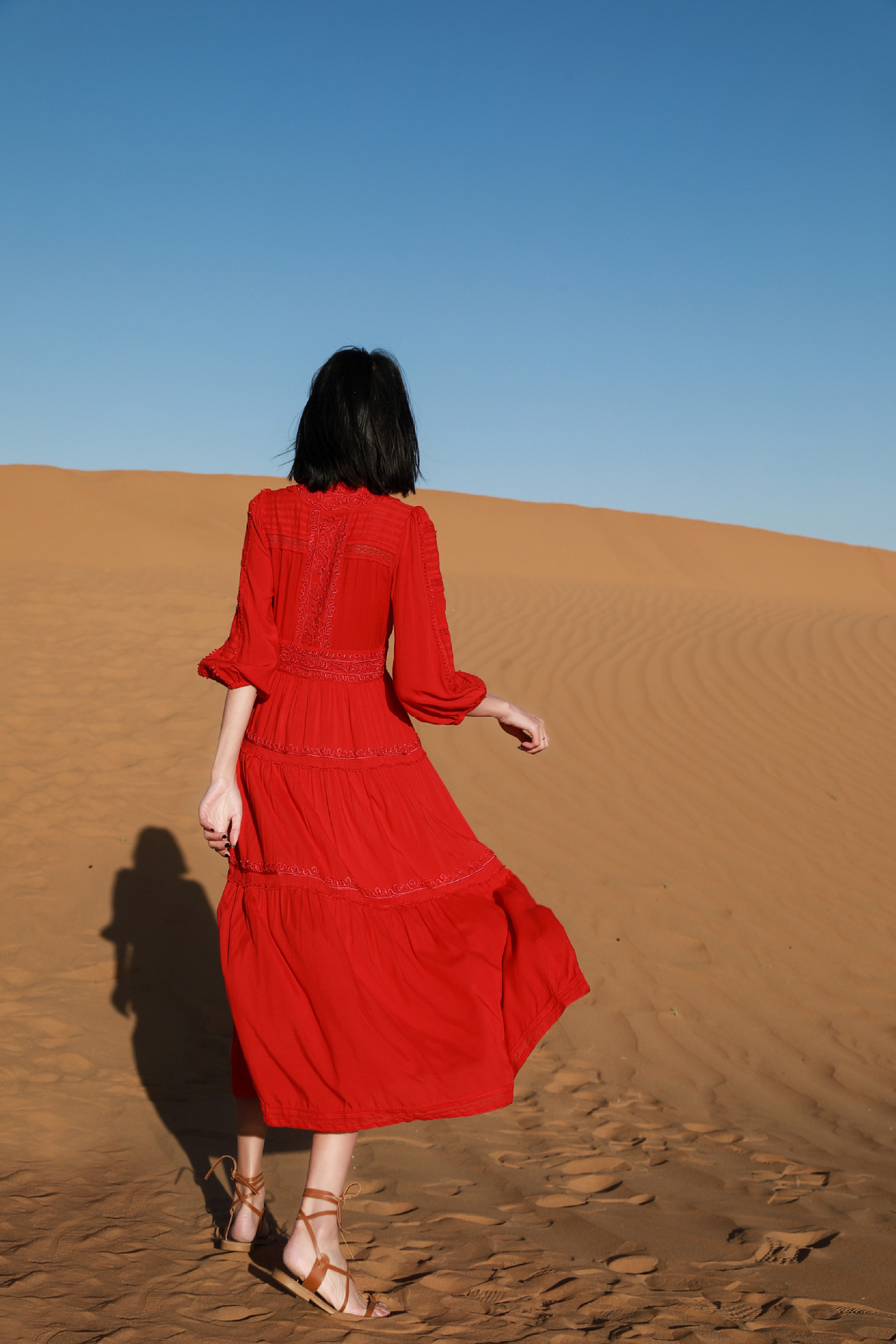 云南旅游显瘦裙子三亚超仙海边沙滩大红裙沙漠长裙旅行穿搭女F645-阿里巴巴