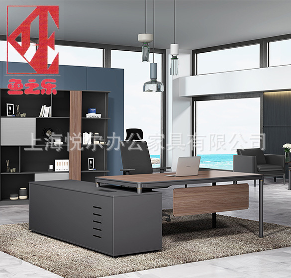 The head of the boss's desk office manager at the table