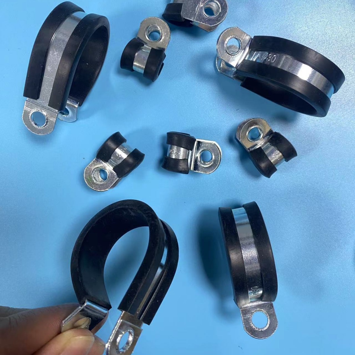 连胶条R型连胶条卡箍 R型带胶软管紧固夹R型橡胶减震防震抱箍18mm