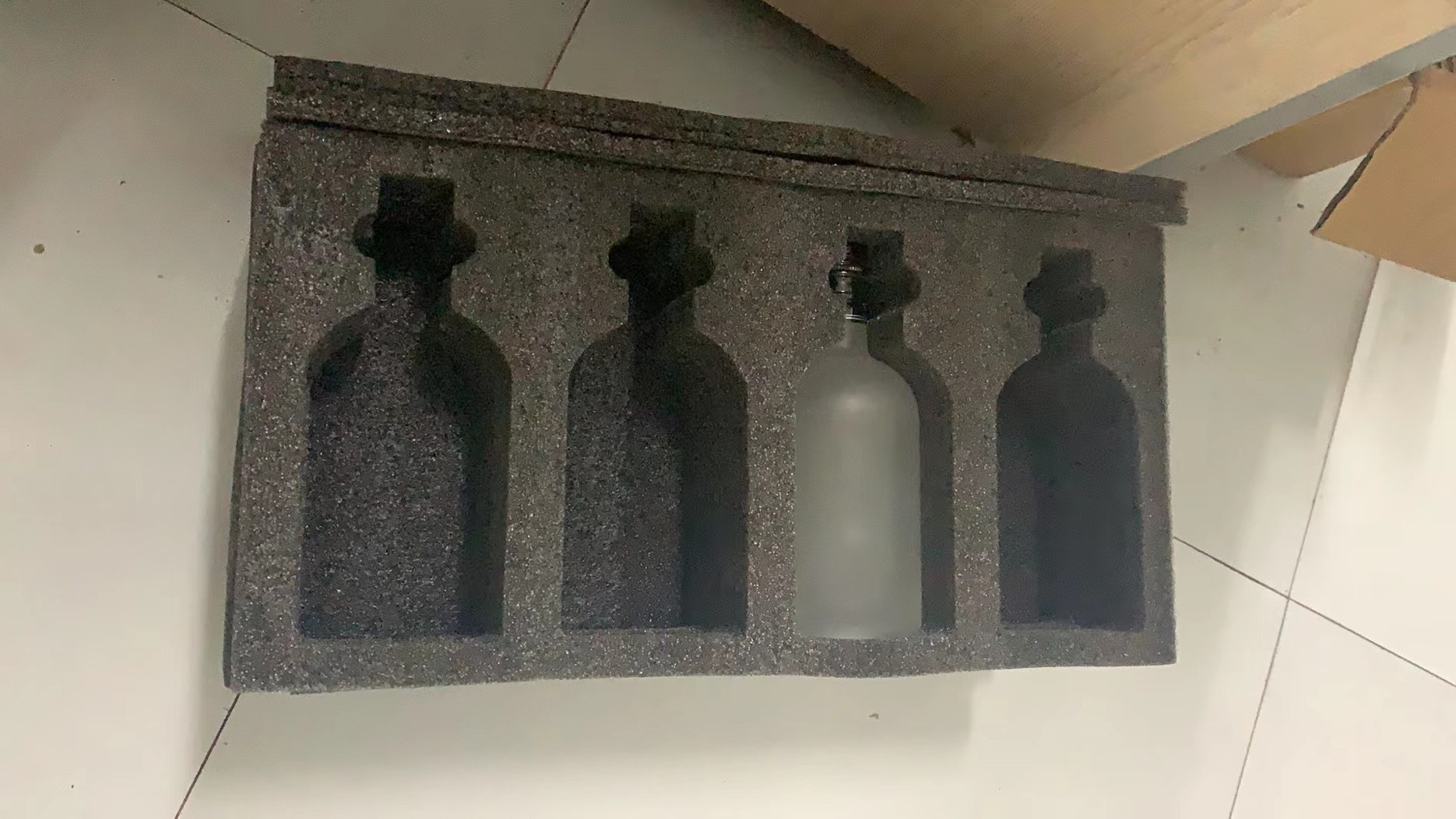 厂家供应黑色珍珠棉酒瓶缓冲包装快递泡沫珍珠棉/黑色酒瓶包装