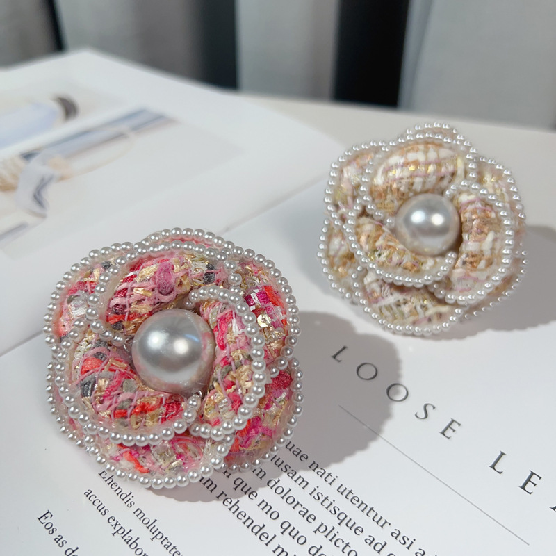 Broche camelia con perla estilo coreano para abrigos lana cachemir_voghion.com