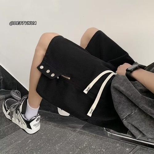 High-street men's American-vibe workwear-style cropped shorts—fashion brand, trendy design, sleek rivet details, and an effortlessly cool, premium vibe.