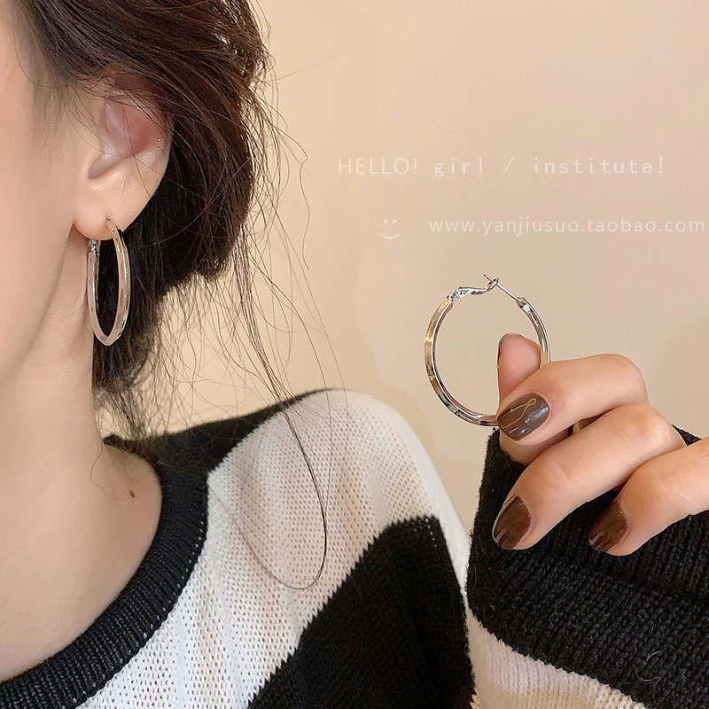 Sweet and Cool Spice Style - New Round Earrings, Light Luxury High-End Elegance, Personality Earrings, Unique Design, Minimalist Circle Earrings
