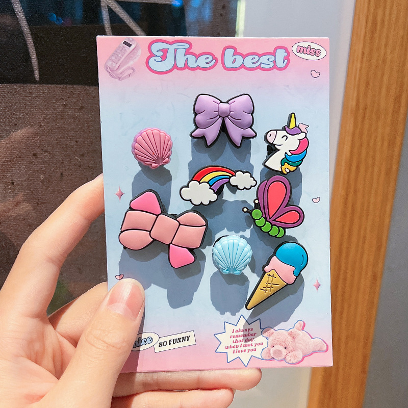 新しい漫画の赤いハローキティの靴の花、かわいくて見栄えの良いミニオンの取り外し可能な下駄の靴の花の靴のバックル|undefined