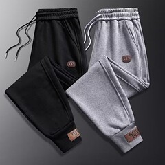 カジュアルパンツの男性の足の流れに合わせて、秋冬のベルベットのズボンの外に青少年学生のゆるいスポーツパンツを着ています