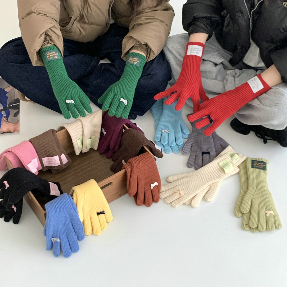 Quality woolen gloves with bow