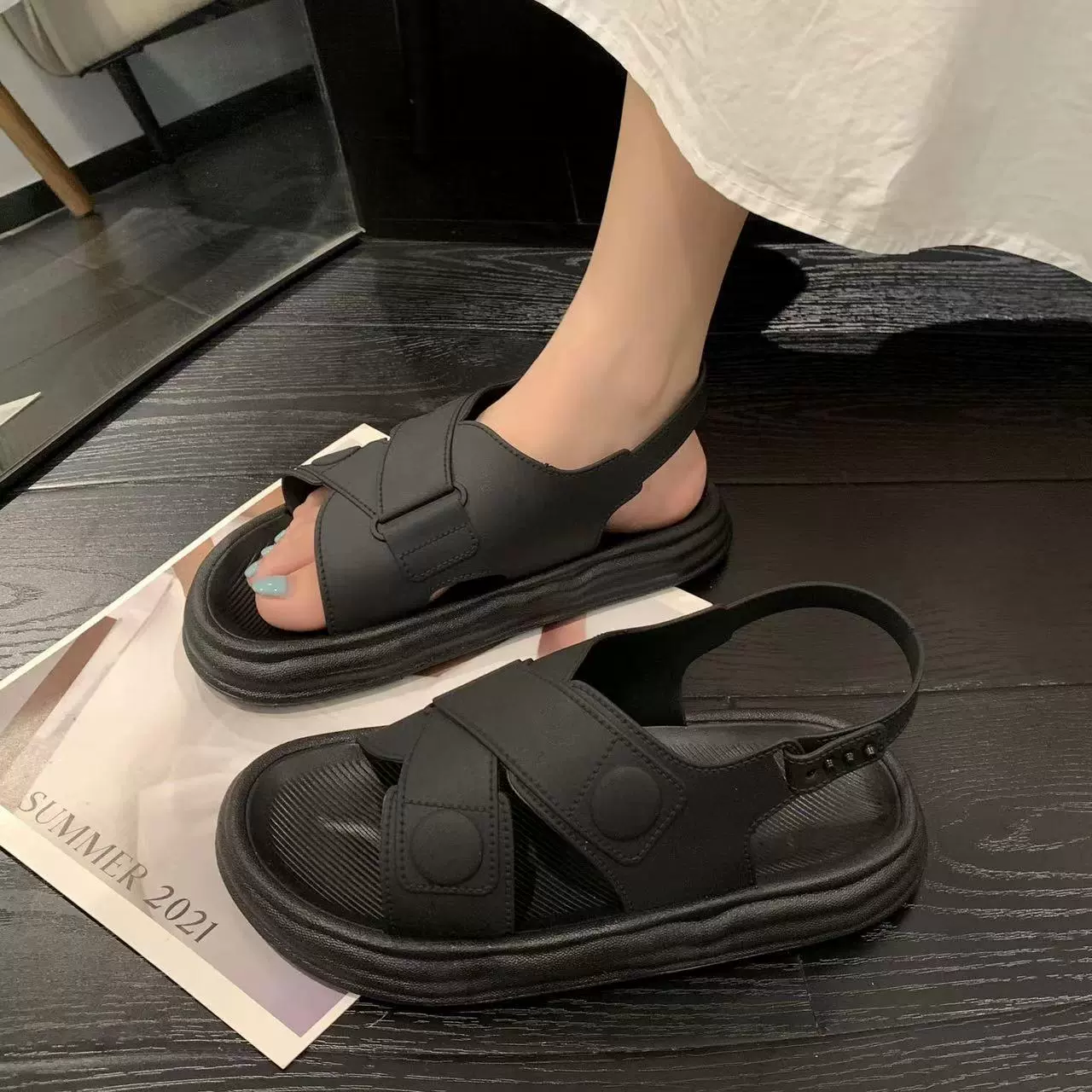 新款休闲交叉带扣子凉鞋女夏季外穿防滑ins仙女风凉罗马平底鞋