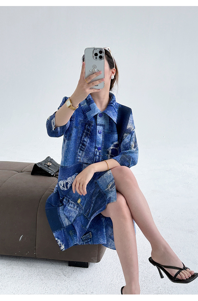 Váy liền thân denim in họa tiết, dáng suông cổ trụ, dài trung bình — Màu xanh lam chi tiết 11