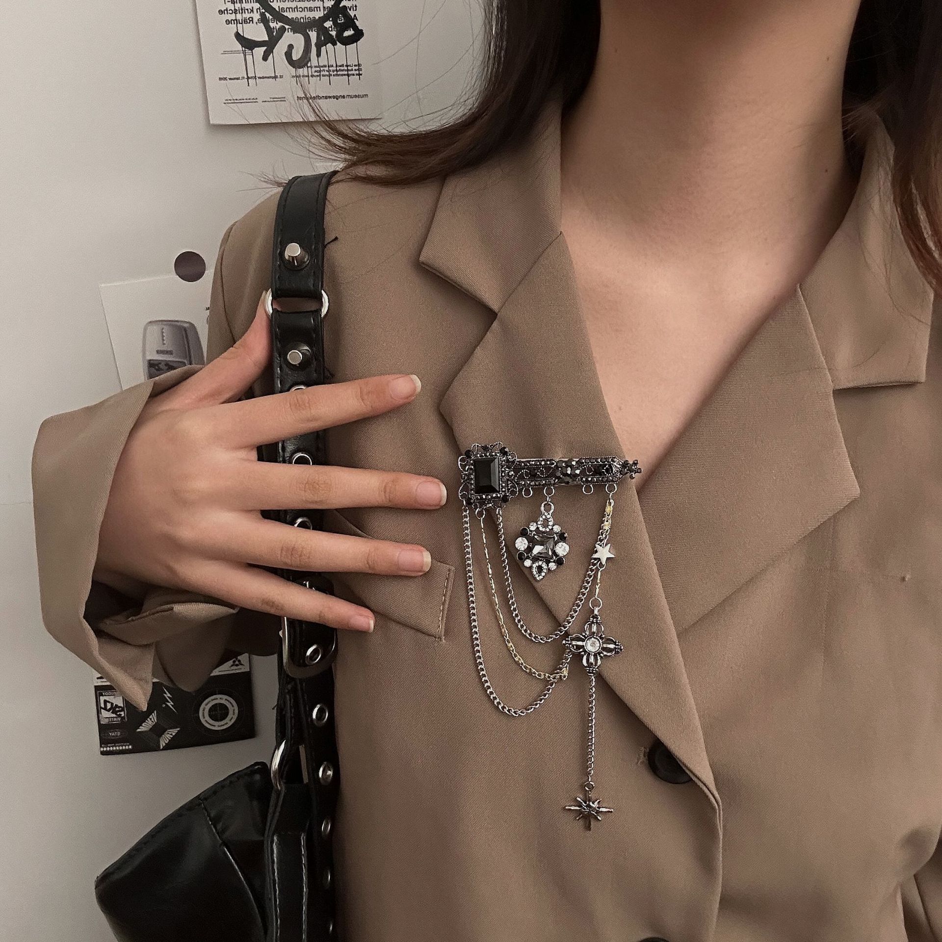 Dark Style Chain Spliced Brooch with Six-Pointed Star Tassel Pendant, Vintage Pin, Baroque Gemstone Fashion Corsage for Women