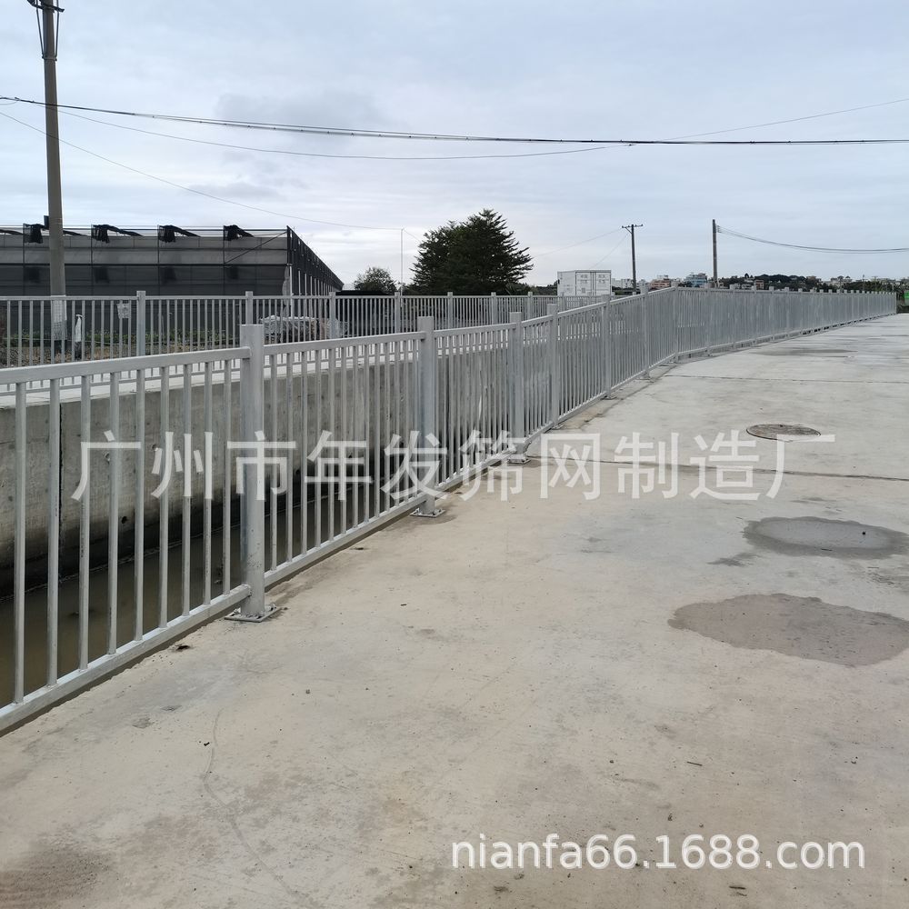 河涌小溪安全防护围栏 城市道路机动车隔离护栏 焊接式阳台护栏网