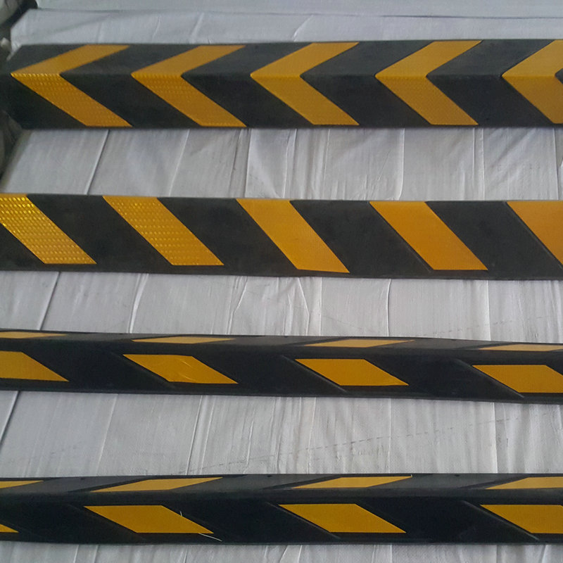 1.5米停车场橡胶反光护角地下车库轮廓标防撞设施l型包边护墙角