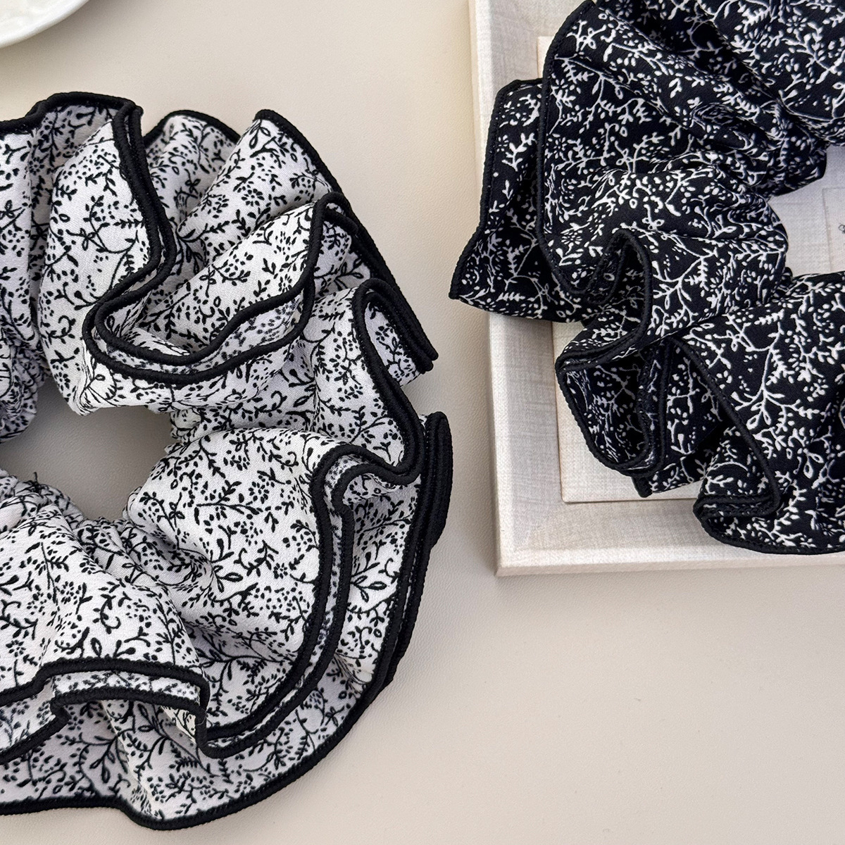 Franse retro bloemen scrunchie voor dames groot haarelastiek_voghion.com