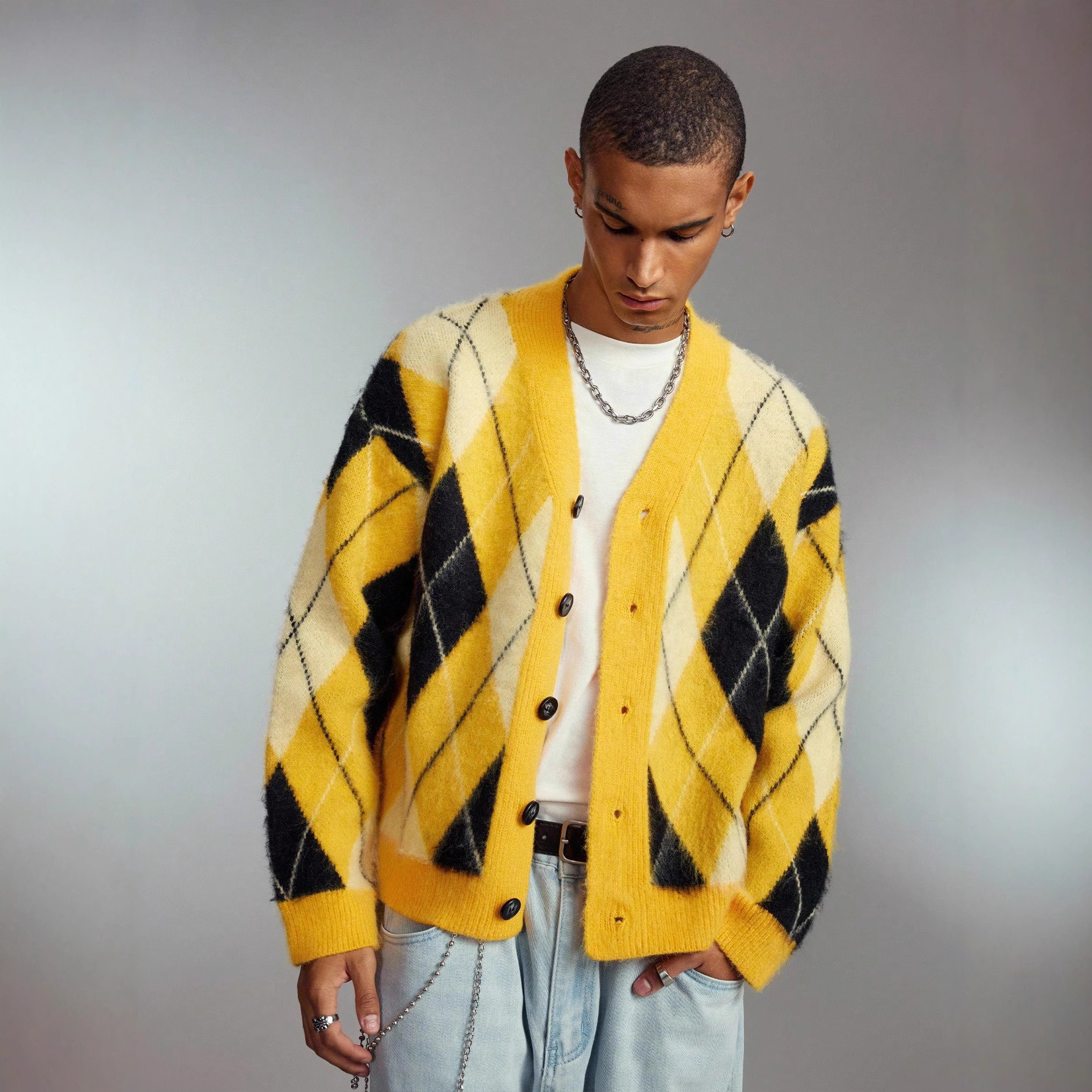 Inspirierter Argyle-Strickcardigan – V-Ausschnitt, Oversized-Passform, Unisex-Pullover aus Acrylmischung für lässige Outfits und Partnerlooks_voghion.com