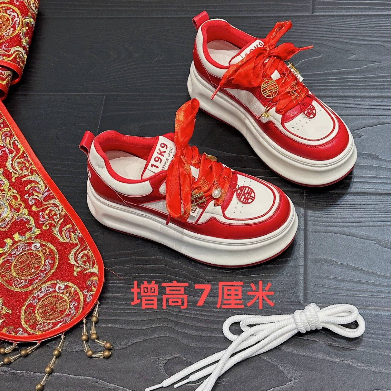 Hanfu красные свадебные туфли Xiuhe 2025 новые свадебные туфли с толстой подошвы, чтобы увеличить внутреннюю часть 7CM кожаные повседневные кроссовки подружки невесты