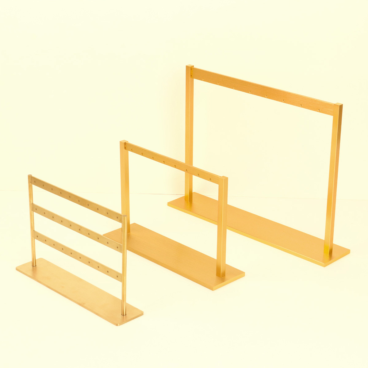 �������μ��Ӵ�������ܶ����ڼ�����ֱ������Ʒ����ʽ���аڷż�