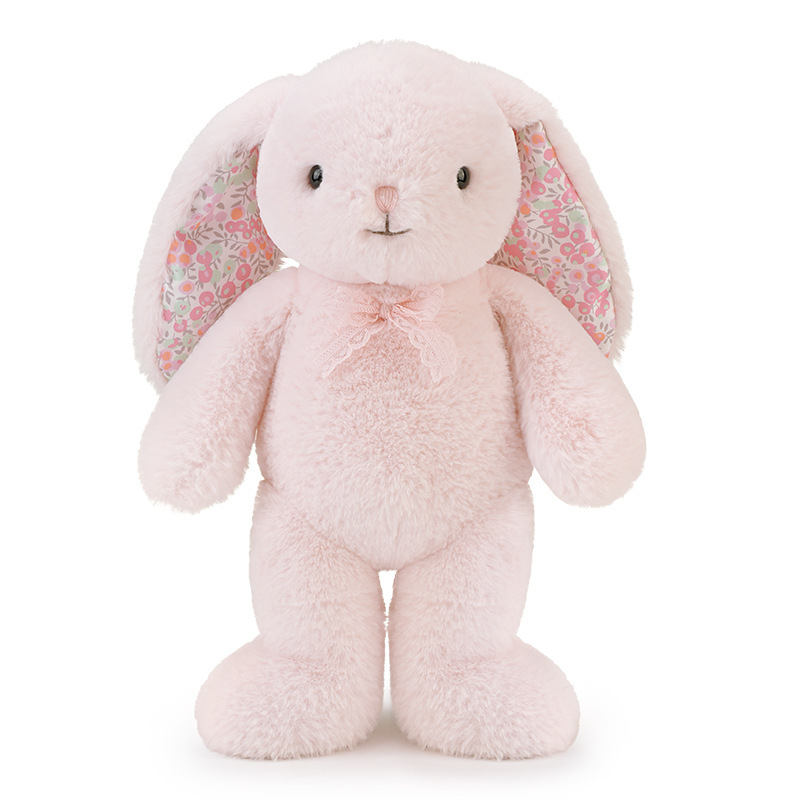 赤ちゃんのぬいぐるみを抱いています。ウサギのぬいぐるみが可愛いです。|undefined