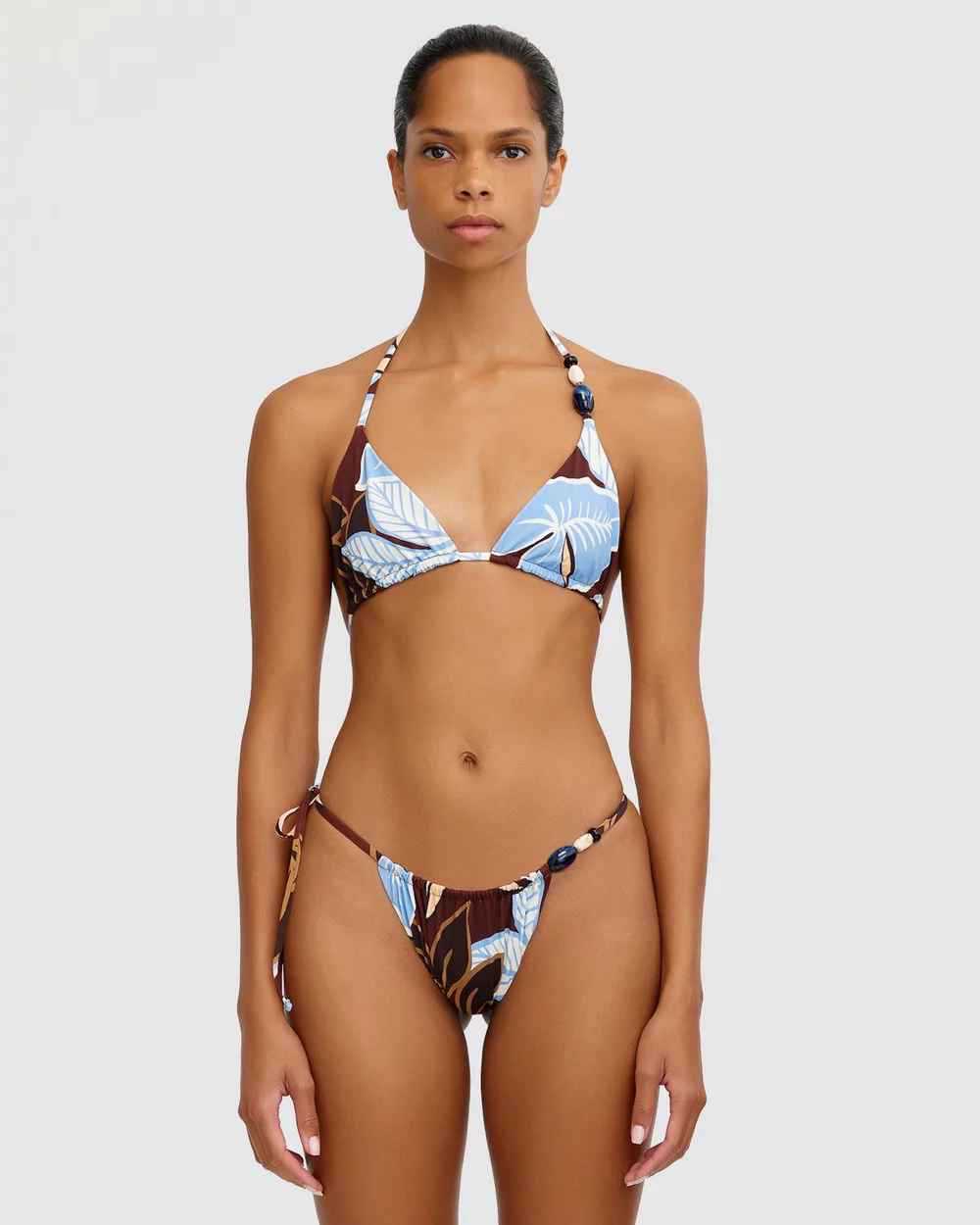 avant plan serre - Bikini Brésilien Floral Bleu Marron – Maillot de Bain Sexy et Confortable - Couleurs Lagon