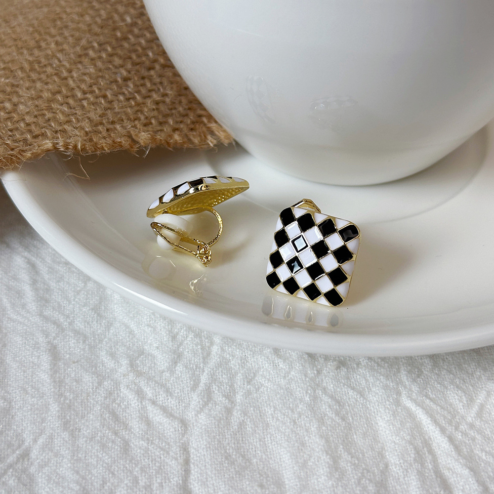 Versión coreana del temperamento de camelia, sin orejas perforadas, pinza para la oreja, flor de perla, tablero de ajedrez, pinza para la oreja triangular con diamantes, pendientes de nicho para mujeres