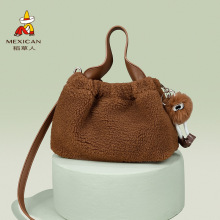 ������Ůʿ�����ﶬ�¿�����б���Ů�r�аٴ�С��ˮͰ����ɫŮ��