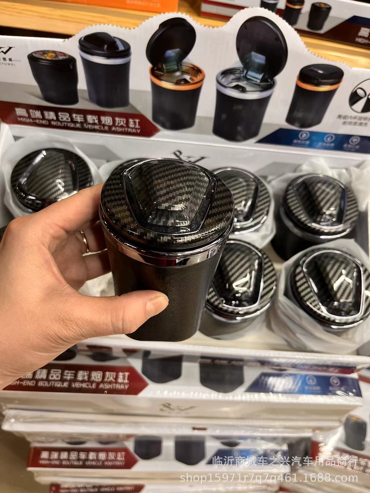 Car ashtray multi-function with light one-hand open cover creative high-grade high-temperature resistant ceramic liner anti-fly ash in car