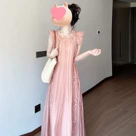 云南旅游穿搭女装粉色镂空小飞袖连衣裙法式温柔甜美风宽松长裙夏