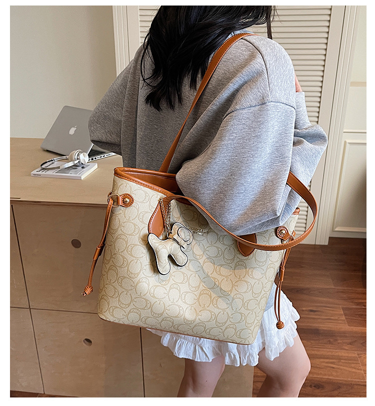 Korean high-end, versatile and retro single-shoulder commuter bag for women, new summer 2025 large-capacity fashionable tote bag full figure