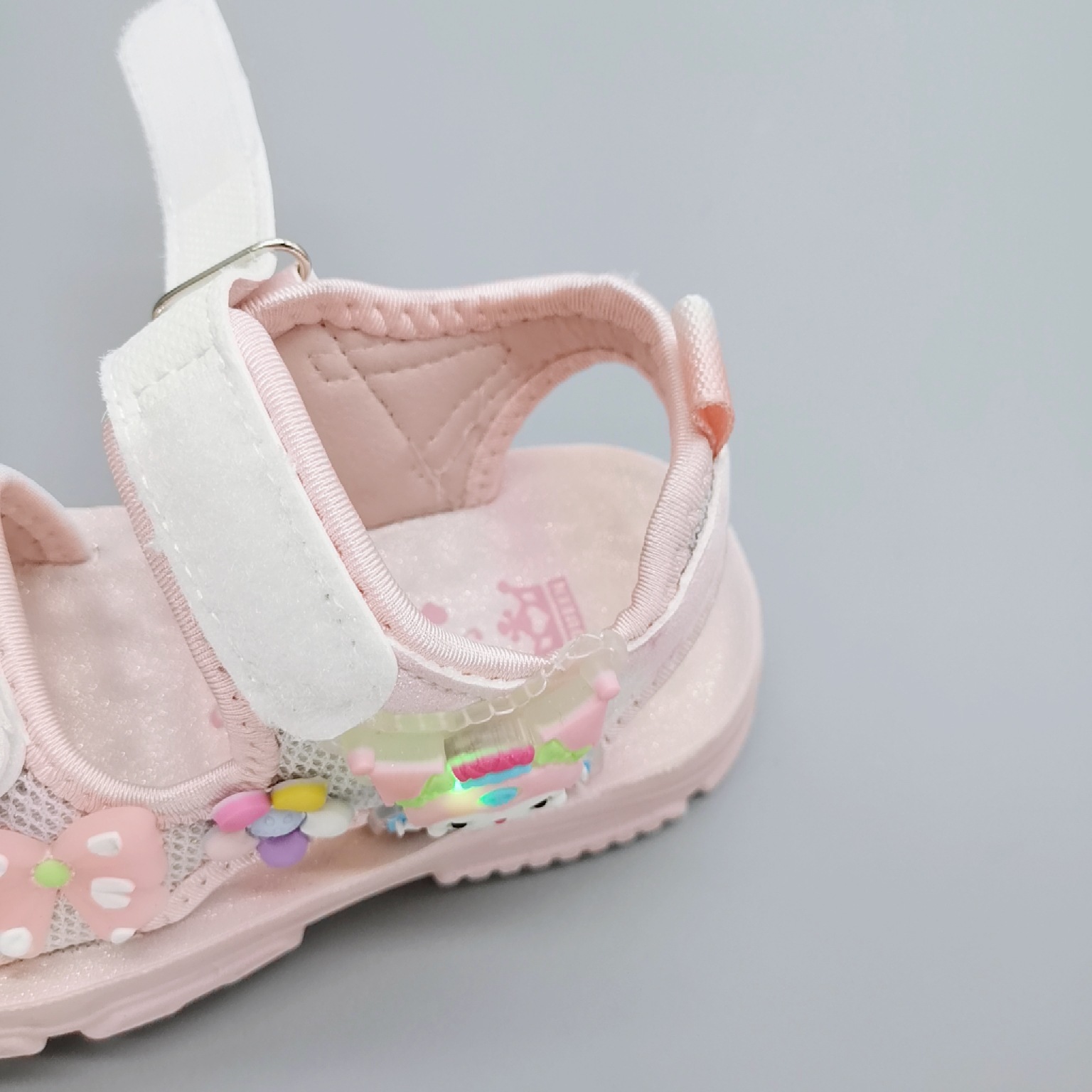 Sandalias para niñas estilo de verano 2025 estilo caliente zapatos de playa para niños zapatos de verano nuevos zapatos para niñas zapatos de princesa de estilo occidental