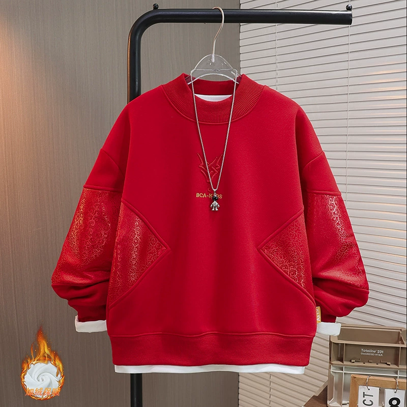 Новая зимняя модель 2025 года: красная флисовая толстовка с круглым вырезом в китайском стиле для мальчиков старшего возраста, с простым дизайном.