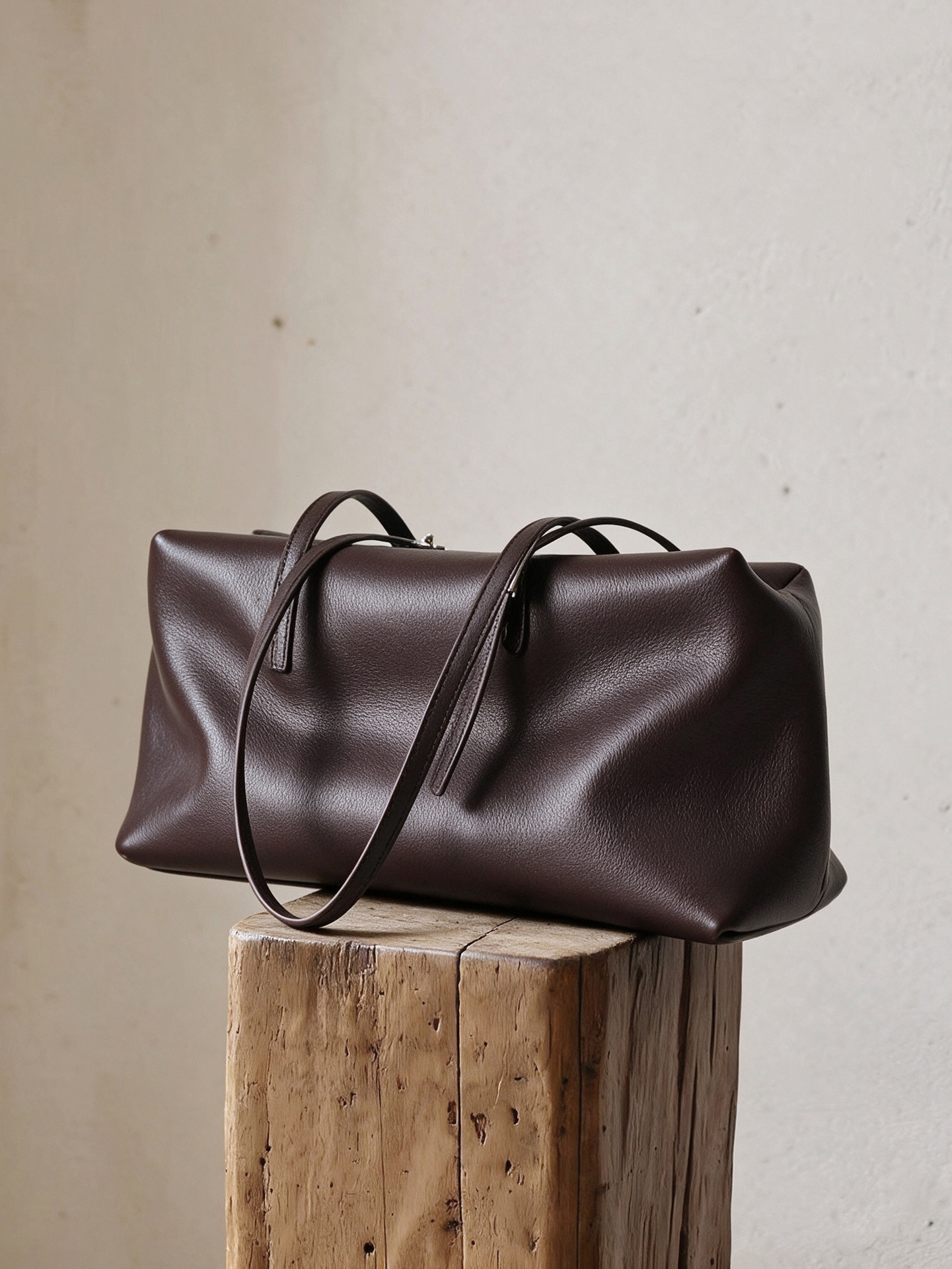 Minimalist style top-grain leather large-capacity bowling bag, new versatile commuter genuine leather shoulder Boston pillow bag