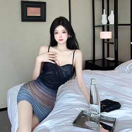 法式别致裙子女小众设计感夏季辣妹风纯欲渐变显瘦包臀吊带连衣裙