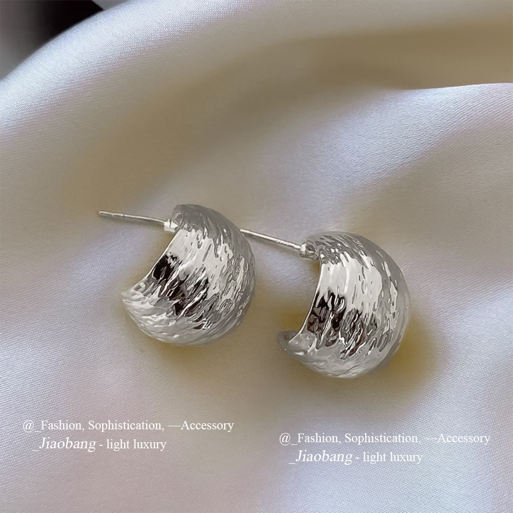 Aguja de plata Pendientes semicirculares plisados de moda europea y americana Pendientes elegantes y simples Pendientes de comercio exterior transfronterizo de alta calidad de nicho