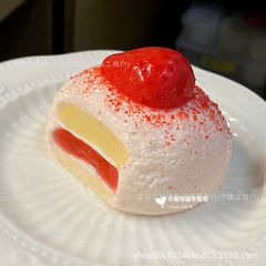新商品の超柔らかい苺の乳の貝のクリームはペーストをつぶしてかき混ぜます。