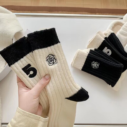 Japanese rose embroidered wool thickened socks women's mid-calf socks autumn and winter warm black and white cross pile socks