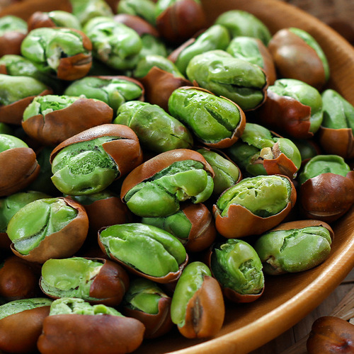 A disposable package of Baoshan green-core small broad beans from Yunnan, original flavor green-core broad bean snacks with shells, dried nuts